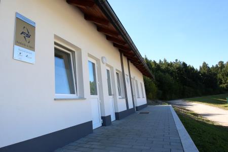 TABLA FUNDACIJA ZA ŠPORT GARDEROBE RAKEK 05 FOTO LJUBO VUKELIČ